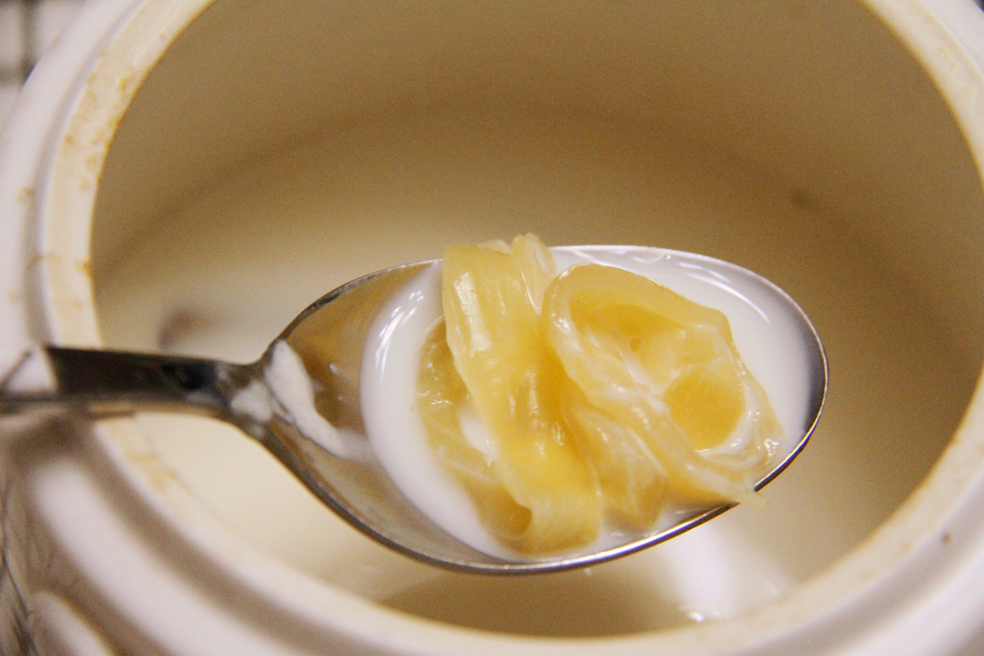 花胶炖牛奶最后才放牛奶吗