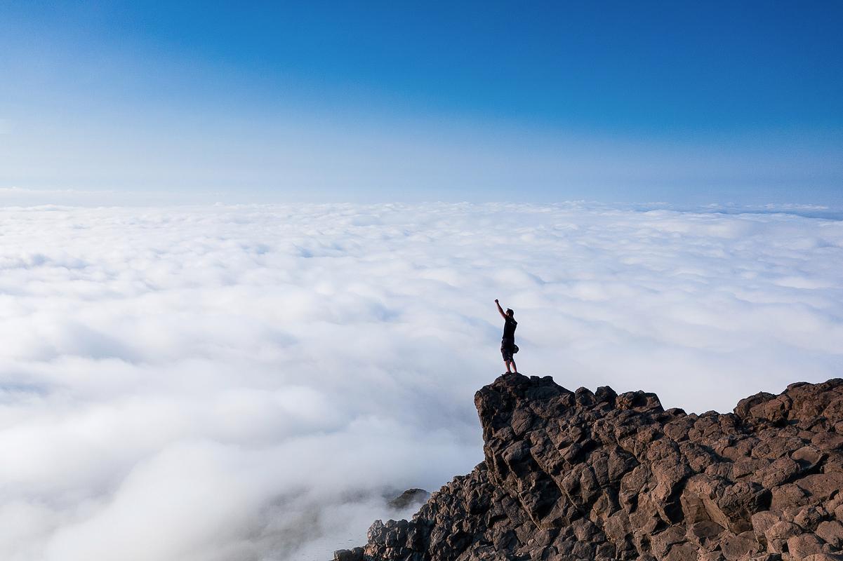 女人梦见自己爬高山啥意思