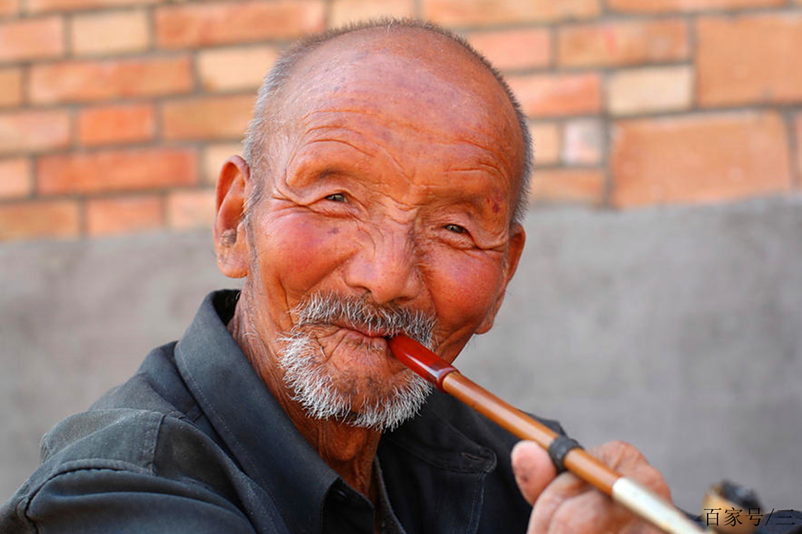 伸手不打笑脸人是什么意思