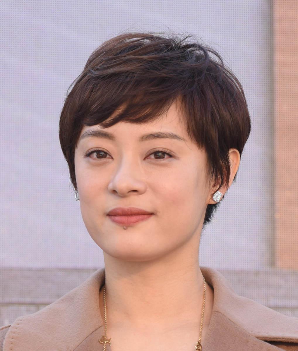 大头大脸的姑娘适合什么样的发型