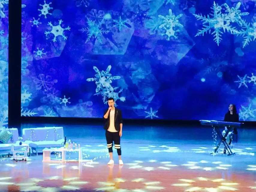 我们的故事爱就爱的值得是什么歌