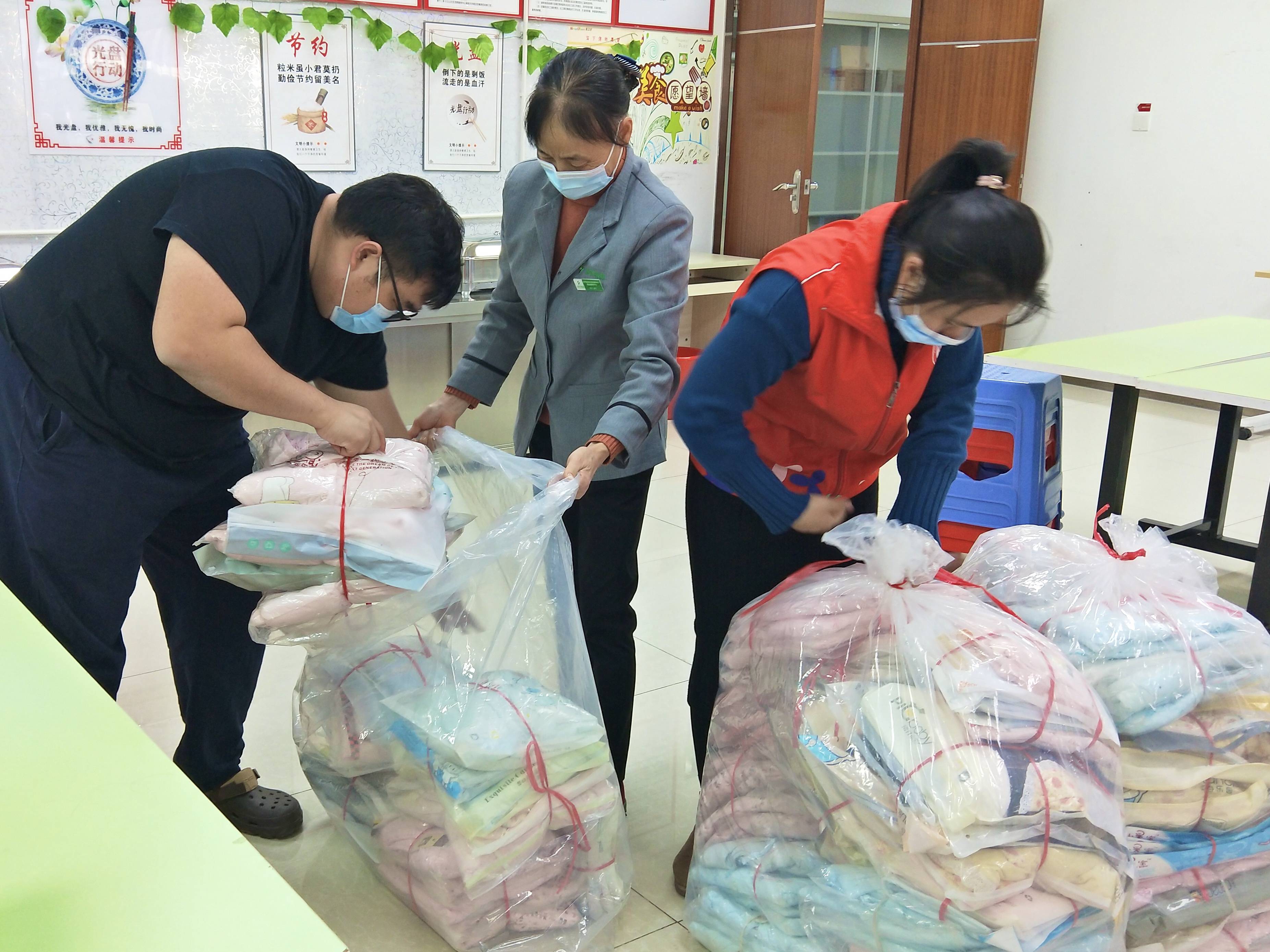 怎么捐赠衣服给贫困地区