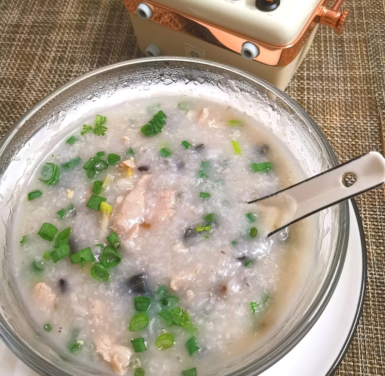 教你做出电饭煲版皮蛋瘦肉粥