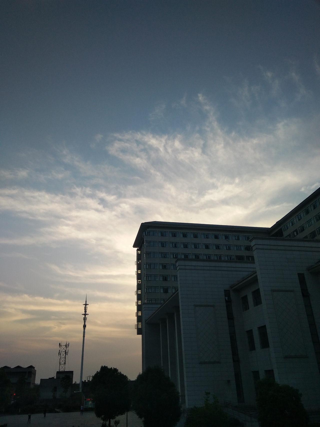 陌生的城市啊熟悉的角落里什么歌