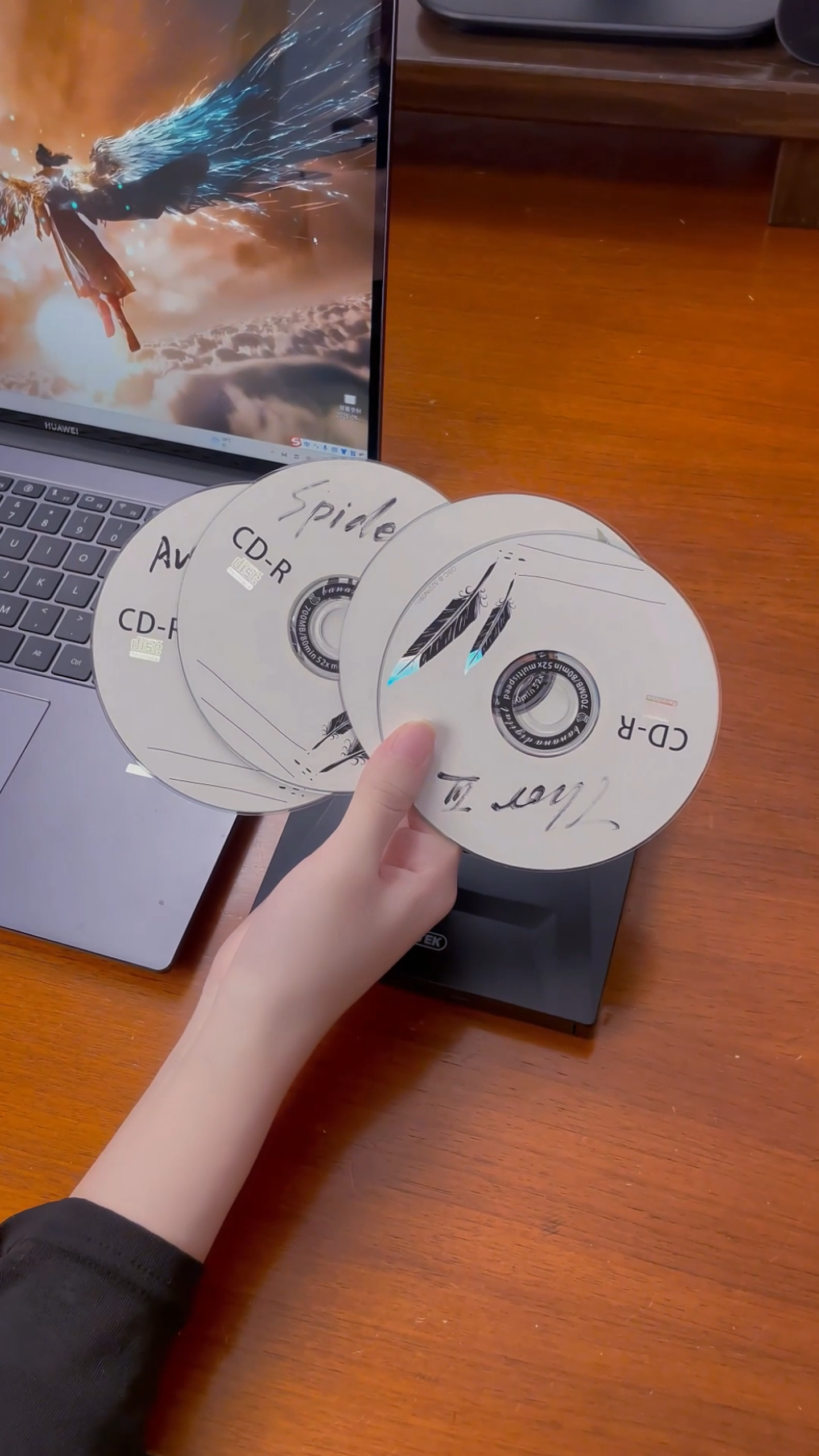 笔记本电脑放光盘的方法