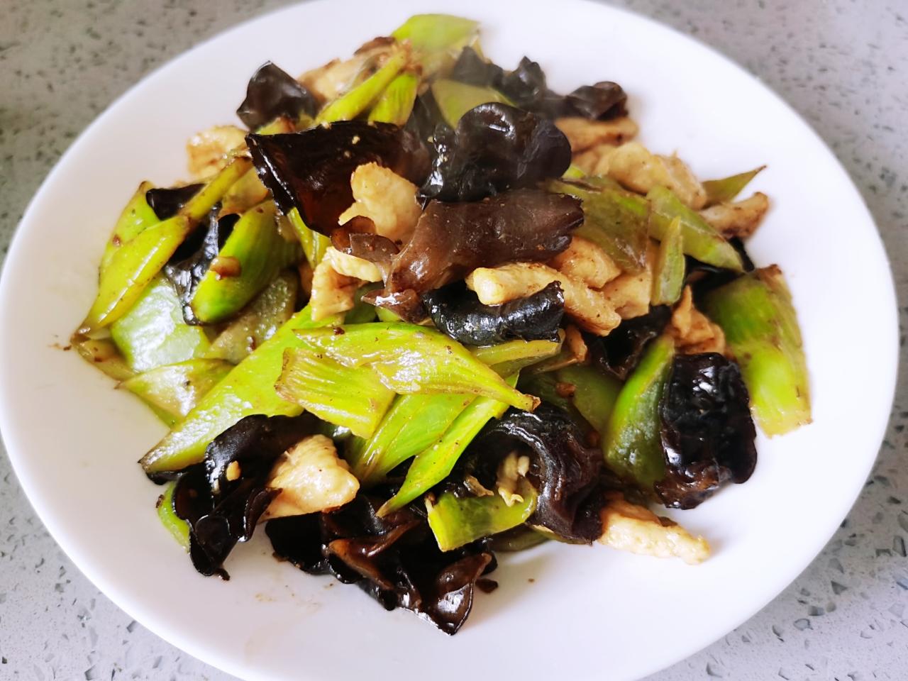 核桃仁木耳拌莴笋的做法