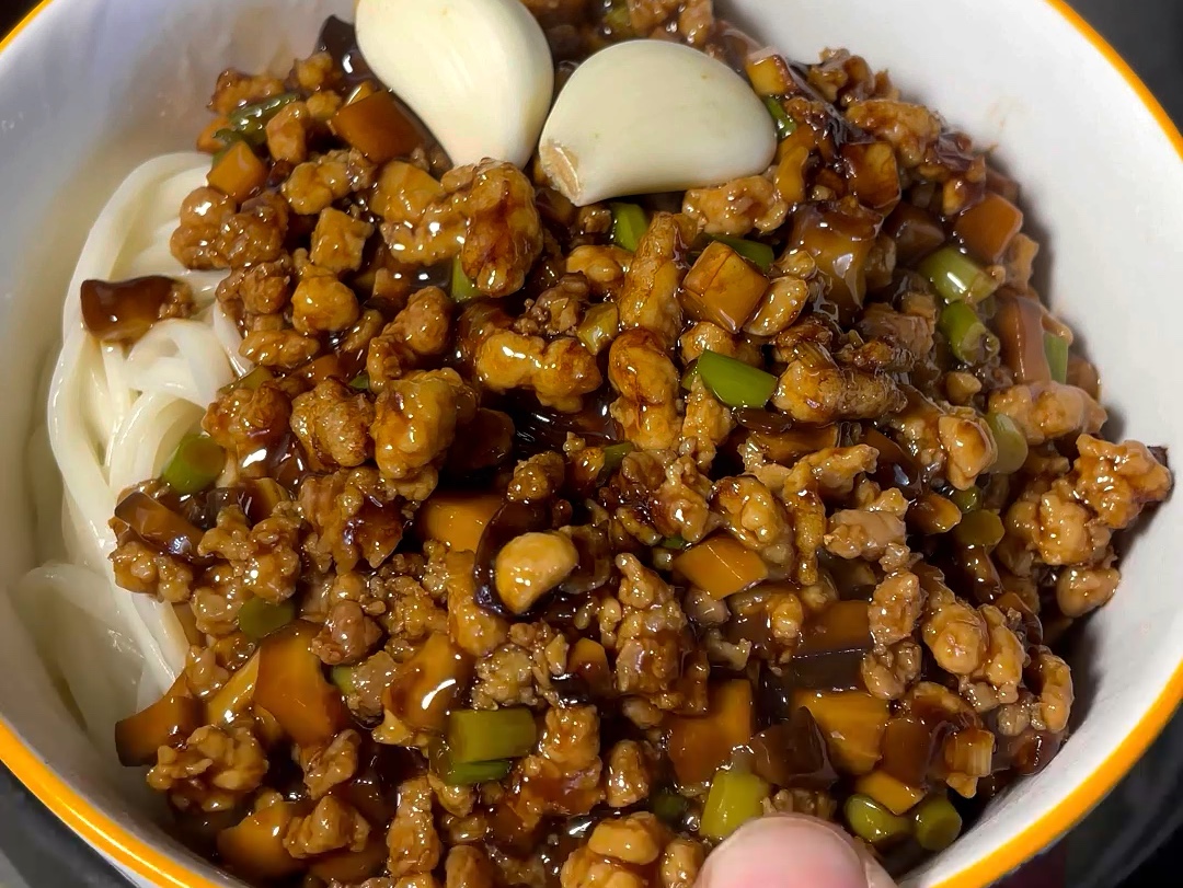 家常香菇肉丝面条怎么做